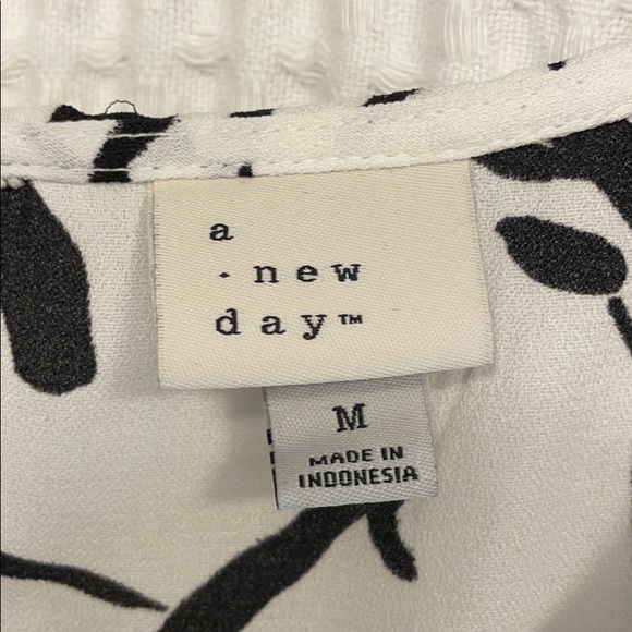 A New Day Blouse Top - Picture 3 of 5